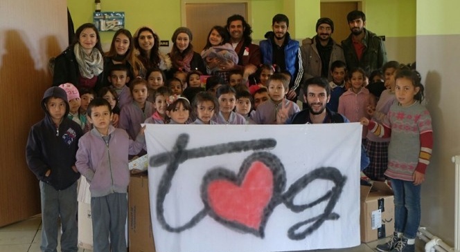 Üniversite Öğrencilerinden Köy Okuluna Kütüphane Yardımı