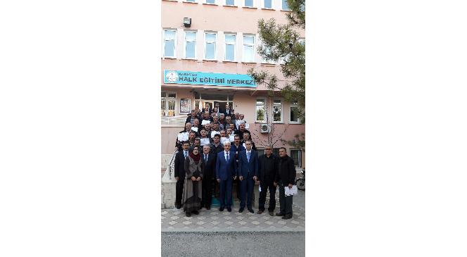 Bilgisayar Kursunu Bitiren Muhtarlar Sertifikalarını Aldı