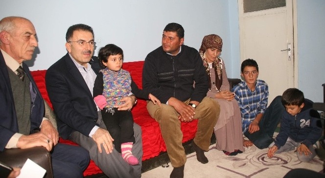 Yozgat Milletvekili Soysal Kolu Kesilen Küçük Meryem'in İşsiz Babasına İş Sözü Verdi