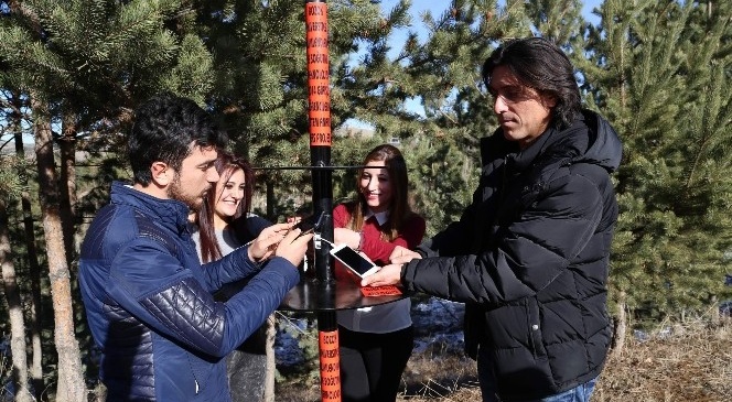 Yozgat'ta Üniversite Öğrencileri Telefonlarını Güneş Enerjisiyle Şarj Ediyor