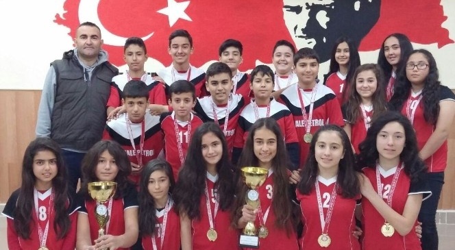 Şefaatli Fatih Ortaokulu Voleybolda Çifte Şampiyonluk Yaşadı