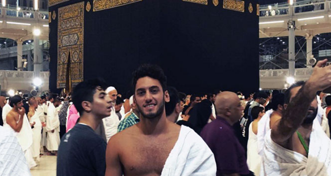 Hakan Çalhanoğlu Kabe'den fotoğraf paylaştı