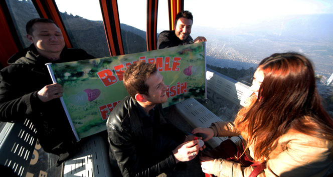 Yükseklik korkusu olan genç kıza, teleferikte evlilik teklifi