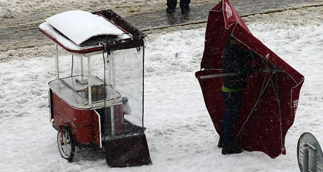 Karla kaplı Taksim Meydanı&#039;nın havadan görünüşü