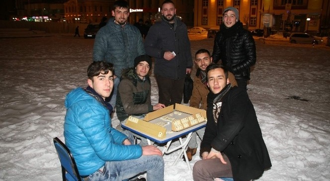 Yozgat'ta Gençler Kar Üzerinde Okey Oynayıp Eğlendi