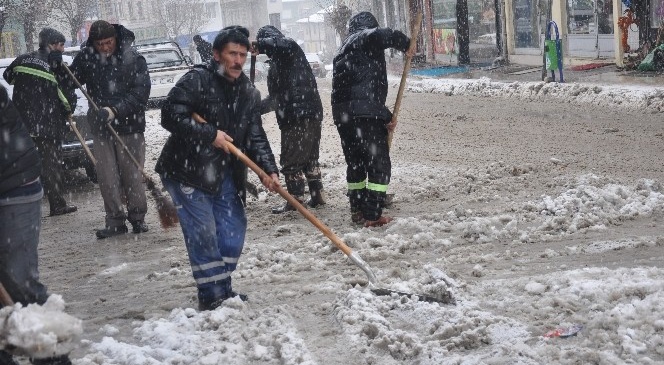 Ilgaz Belediyesi'nden Hummalı Kar Çalışması