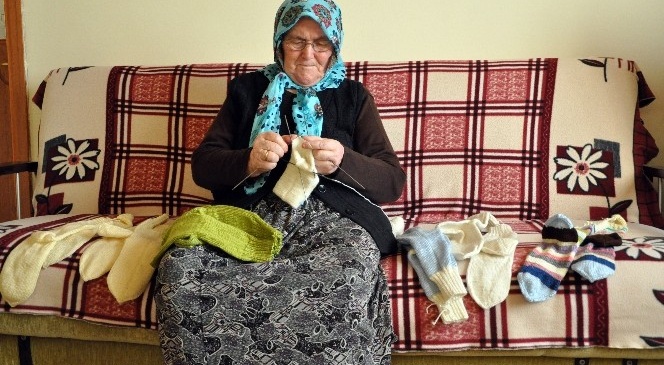 (Özel Haber) Sarıkamış'ta Esir DÜşen Askerin Kızı Yün Çorap Örüp Bağış Yapıyor