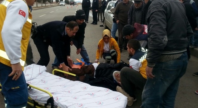 Otomobil Elektrikli Bisiklete Çarptı: 1 Yaralı