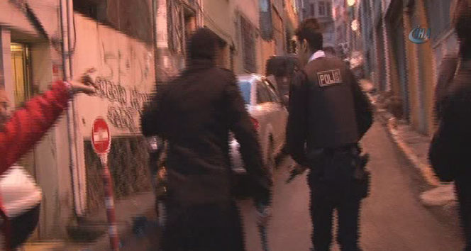 Beyoğlu’nda polisle saldırganların kovalamacası kamerada