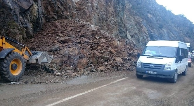 Gümüşhane-Giresun Karayolunda Heyelan
