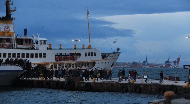 Şiddetli Lodos Nedeniyle İdo Ve Dış Hatlar Seferleri İptal Edildi