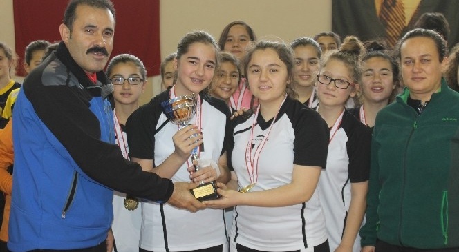 Yıldızlar Hentbolda Kupalar Sahiplerini Buldu