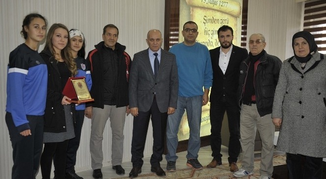 Bayan Futbolculardan Başkan Çalışkan'a Teşekkür Plaketi