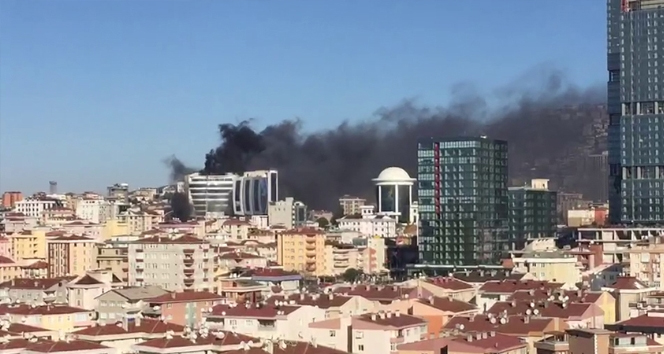 Maltepe&#039;de 8 katlı iş merkezinde yangın