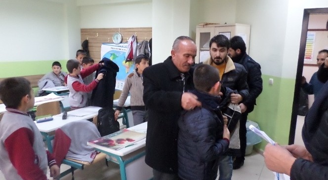 Sorgun'da 280 Öğrenciye 24 Bin Tl Değerinde Giysi Yardımı
