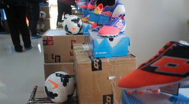 Fitness Salonu Açılışında 15 Takıma Krampon Ve Futbol Topu Yardımı Yapıldı