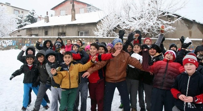 Yozgat'ta Kar En Çok Çocukları Sevindirdi