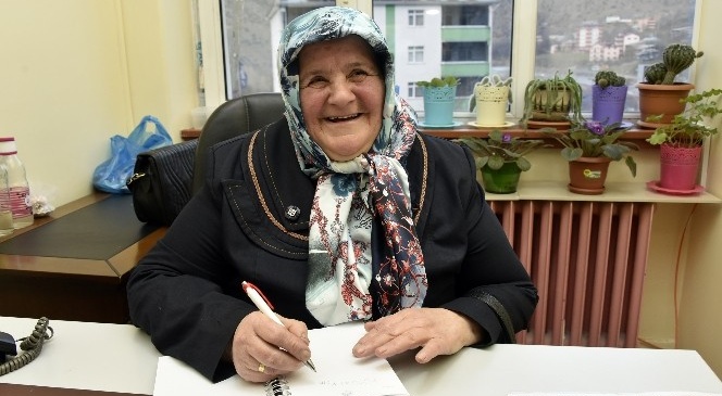 Çocuklarına Mektup Yazabilmek İçin 61 Yaşında Okuma Yazma Öğrendi