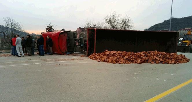 Tuğla yüklü TIR devrildi