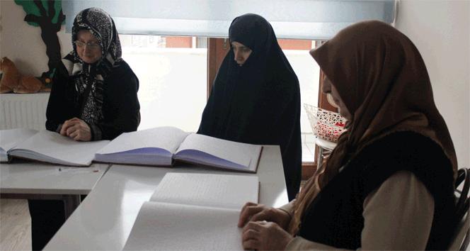 Görme engelliler braille alfabesi ile Kur’an-ı Kerim öğreniyor