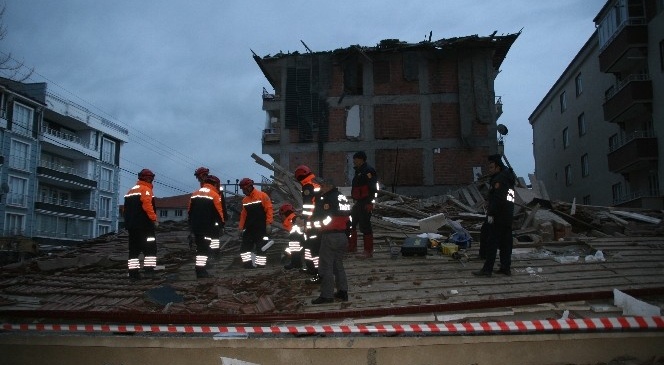 Yozgat'ın Yerköy İlçesinde Depremde Hasar Gören 5 Katlı Bina Çöktü