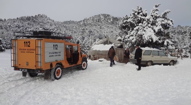 Burdur&#039;da Karda Mahsur Kalan Çobanlara Yardım