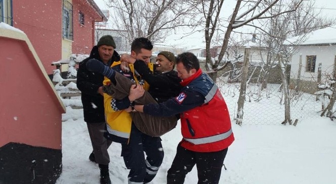 112 Ekipleri Yoğun Kar&#039;da Hastaları Kucaklarında Taşıdı