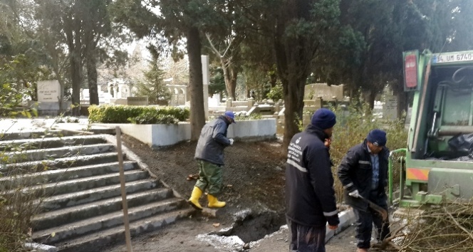 Koç’un cenazesi için mezarlıkta hummalı bir çalışma yapılıyor