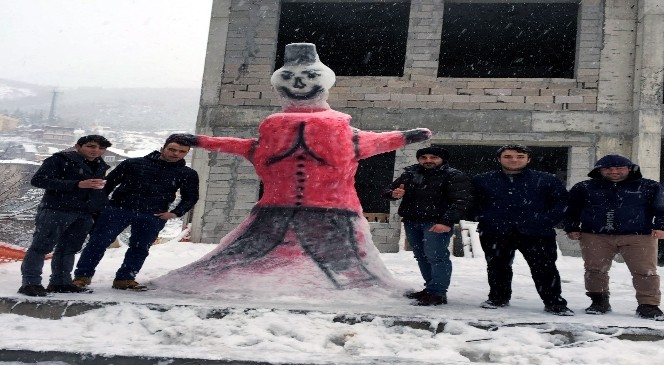 Gümüşhane'de İş Yapamayan Esnaf Kardan Adam Yapıyor