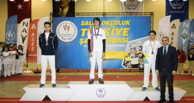 İhlas Koleji öğrencisi Mete Gazoz rekorlarına yenilerini ekledi