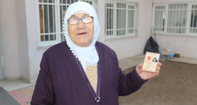 77 yaşındaki yaşlı kadın ilk defa kimlik sahibi oldu