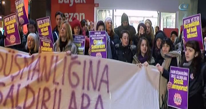 Bağdat Caddesi’ni trafiğe kapatarak kadına şiddeti protesto ettiler