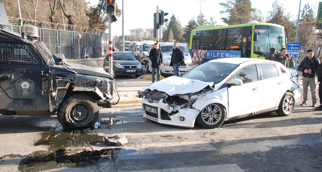 Diyarbakır’da trafik kazası: 2’si polis 7 yaralı