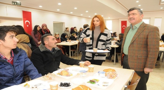 Başkan Akdoğan Burs Alan Öğrencilerle Kahvaltıda Buluştu