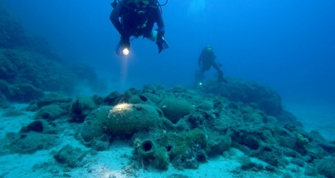 Su altında 4 bin yıllık ticaret gemisindeki bulgulara ulaşıldı