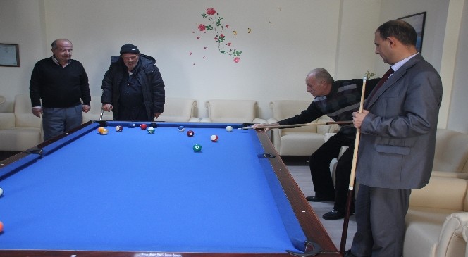 Başkan Arif Çayır Huzurevi'ne Bilardo Masası Hediye Etti