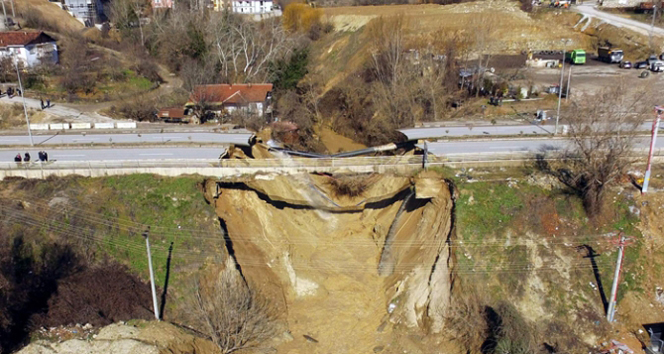 Yol ikiye ayrıldı: 400 yıllık köprü ile 200 yıllık değirmen yıkıldı