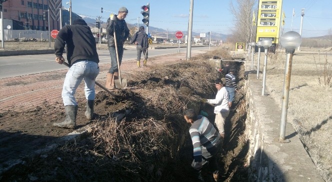 Hisarcık&#039;ta Sulama Kanalı Temizliği Erken Başladı