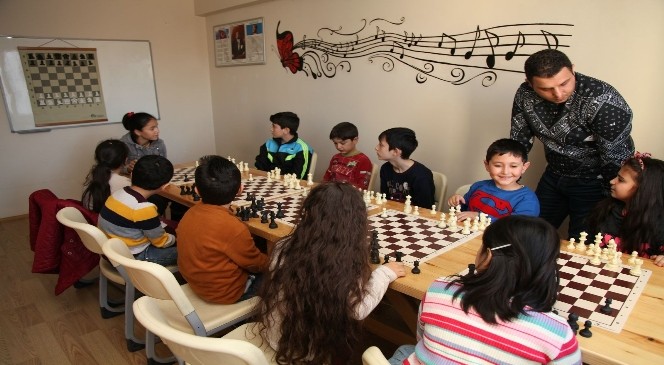 Çocuklara Emek Gençlik Merkezi&#039;nde Satranç Eğitimi