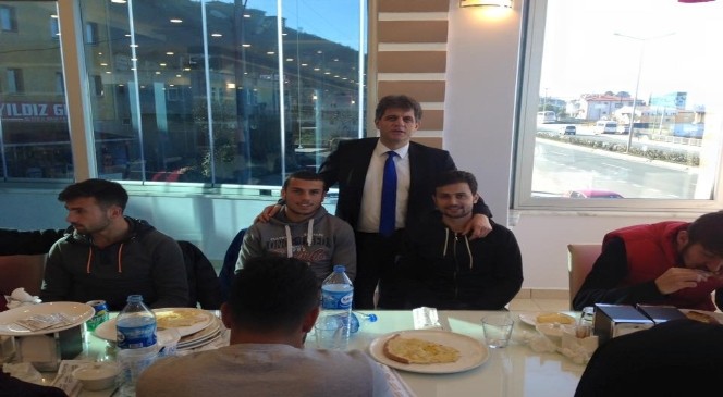 Arsinsporlu Futbolculara Başkan Şen&#039;den Pide Ziyafeti