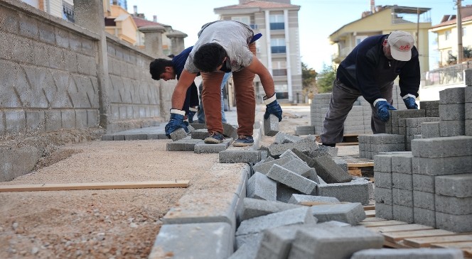 Karaman Belediyesi Yarım Kalan Kaldırımları Yapıyor