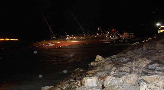 Kuşadası&#039;nda Gezi Teknesi Battı