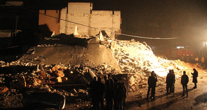 Suriyelilerin kaldığı 3 katlı bina çöktü