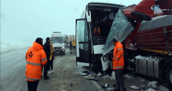 Otobüs TIR&#039;a çarptı: 1 ölü, 33 yaralı