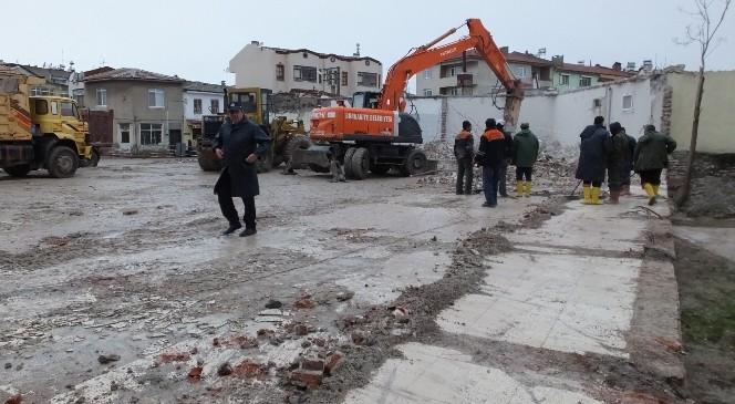 Burhaniye&#039;de Eski Belediye Binası Yıkıldı