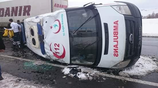 Pasinler'de Ambulans Kaza Yaptı: 3 Yaralı