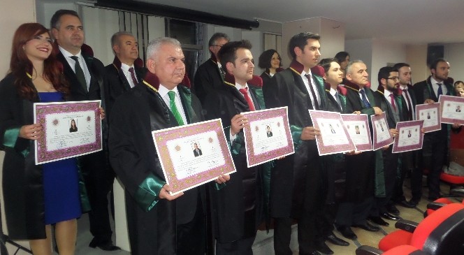 İzmir&#039;de 10 Yeni Avukat Cübbelerini Giydi