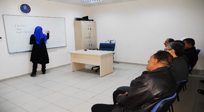 Karaman'da Kent Konseyi Sığınmacılar İçin Dil Kursu Açtı