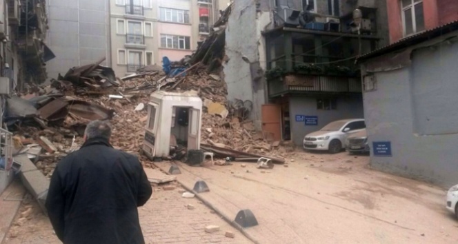 Beyoğlu&#039;nda bina çöktü