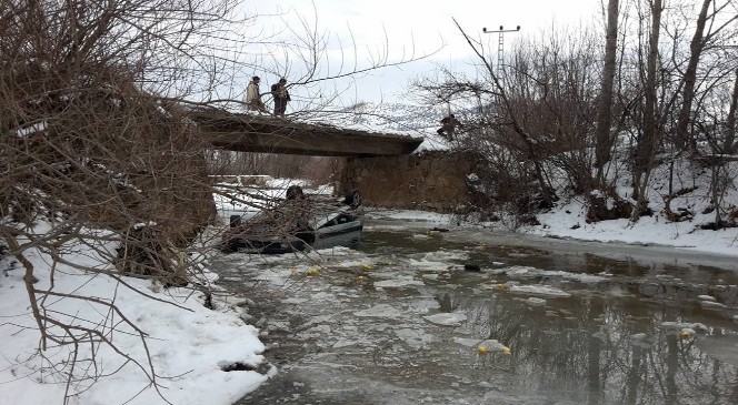 Otomobil Korkuluğu Olmayan Köprüden Uçtu: 4 Yaralı
